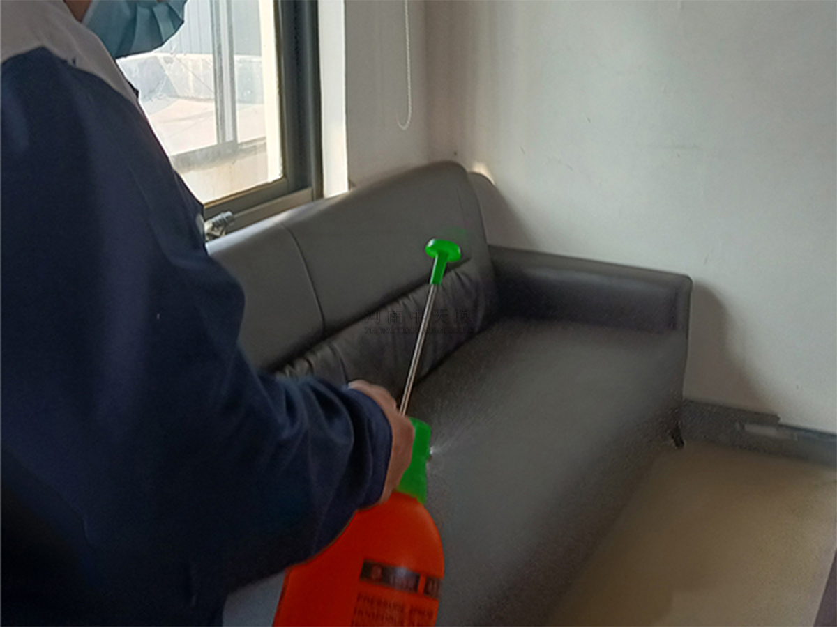 清潔消殺無(wú)死角 守好防疫“平安門(mén)”